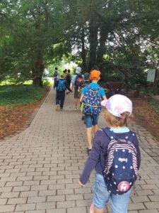 Kinder laufen auf einem Weg im Luisenpark Mannheim