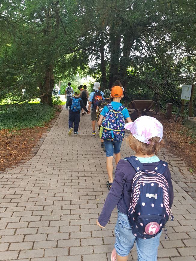 Kinder laufen auf einem Weg im Luisenpark Mannheim